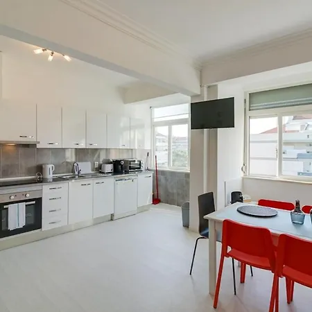 Modern 2 Bedroom With Views In Apartment Lisbon