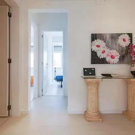 Modern 2 Bedroom With Views In Apartment *