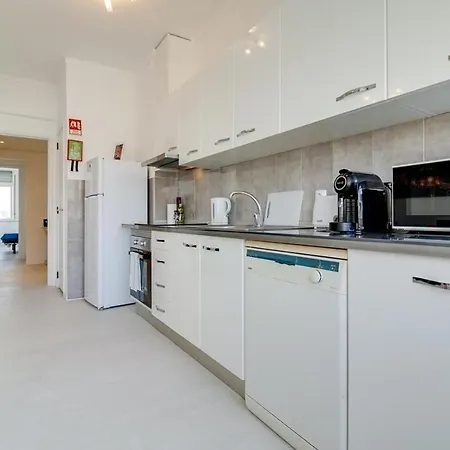 Modern 2 Bedroom With Views In