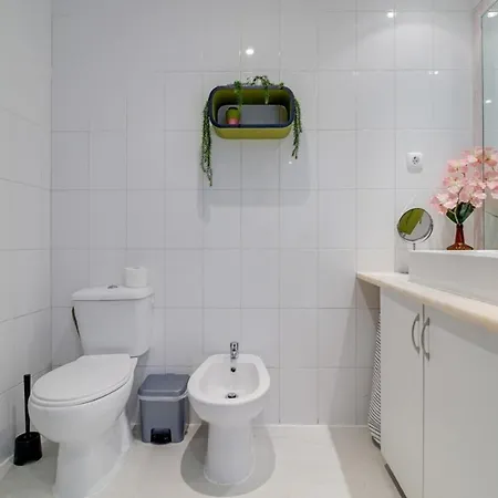 Modern 2 Bedroom With Views In Apartment Lisbon