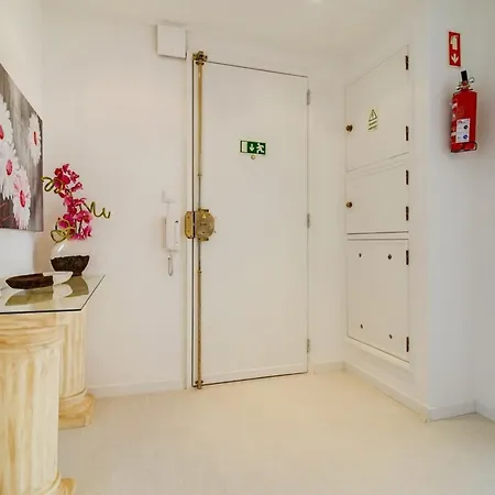 Modern 2 Bedroom With Views In *