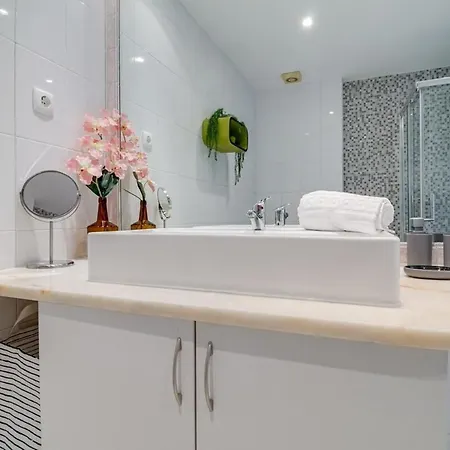 Modern 2 Bedroom With Views In Лиссабон